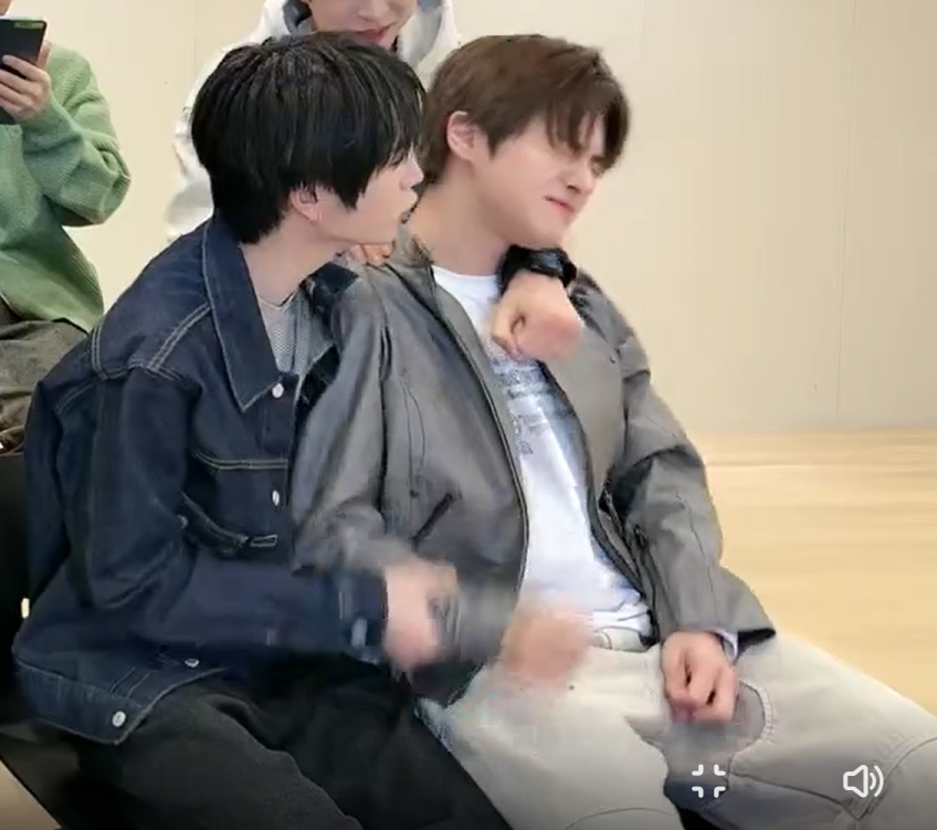 dearleoxin's tweet image. is this still cuteness aggression ? whatever the hell is wrong with leoxin 😭😭😭