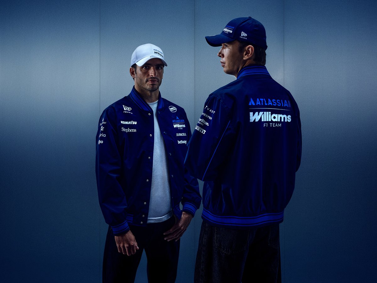 SoyMotor's tweet image. 🚨OFICIAL: Williams revela su indumentaria para 2026

👉Ésta es la ropa que lucirán Carlos Sainz y Alexander Albon por el paddock en 2026

¿Qué os parece?

#F1