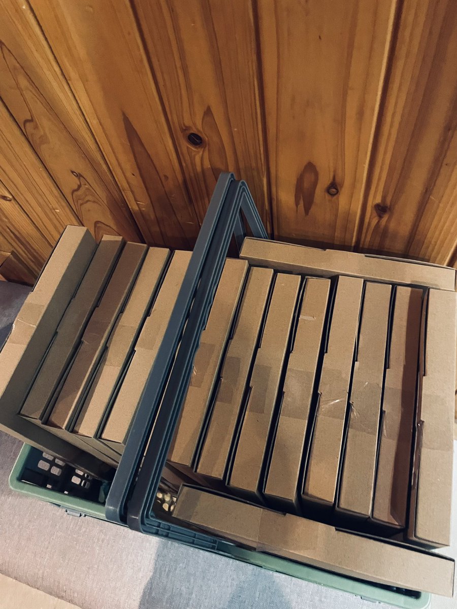 「秋田でコーヒー豆の通販は無理だよ」

そう言われることも、正直たくさんあります。
今はネットで買えるコーヒーの品質も高く、
ストーリーやブランディングが素敵なお店も山ほどある。物流も、昔とは比べものにならないほど発達しました。

それでも、
秋田で焙煎して、
秋田から届けるコーヒーを、