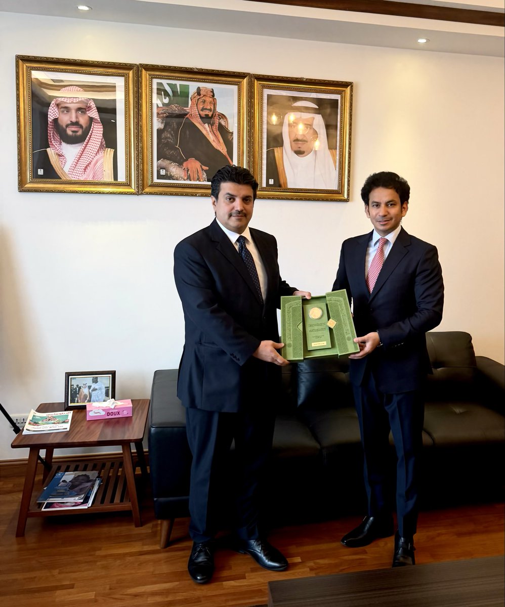 قام سعادة السفير د. فهاد بن عيد الرشيدي @falrashidy بتسليم درع التميّز المقدم من سمو #وزير_الخارجية إلى نائب رئيس البعثة الأستاذ/محمد عبدالله الدوسري، وذلك نظير تميّز أدائه خلال الفترة الماضية، مع تمنياته له بدوام التوفيق والنجاح