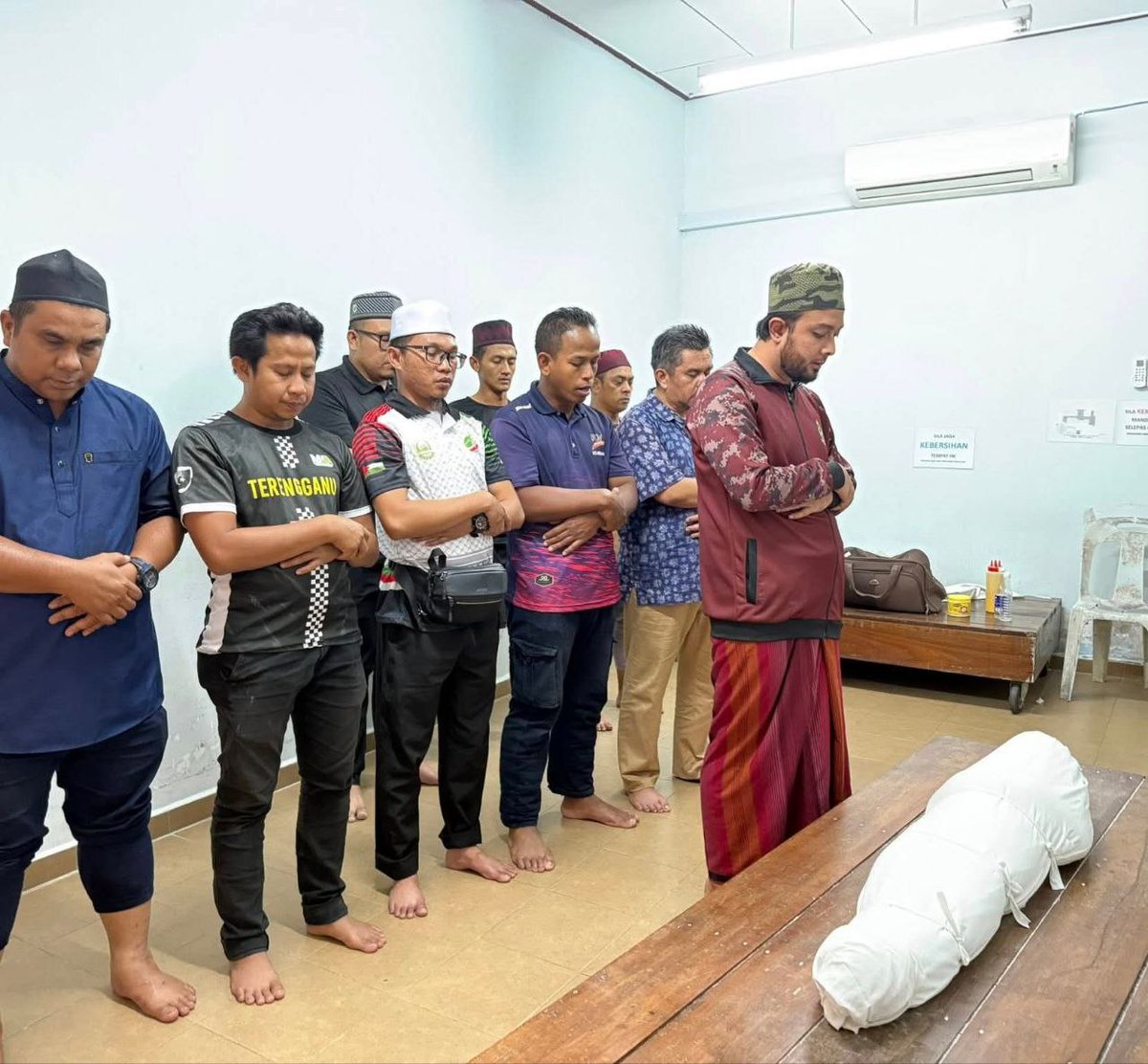 Kanak-kanak maut tercekik rambutan

Kemaman: Seorang kanak-kanak lelaki meninggal dunia selepas tertelan biji rambutan dalam kejadian di rumahnya di Felda Neram 1, dekat sini, petang semalam.

Ketua Polis daerah Kemaman, Superintendan Mohd Razi Rosli berkata, kanak-kanak lelaki