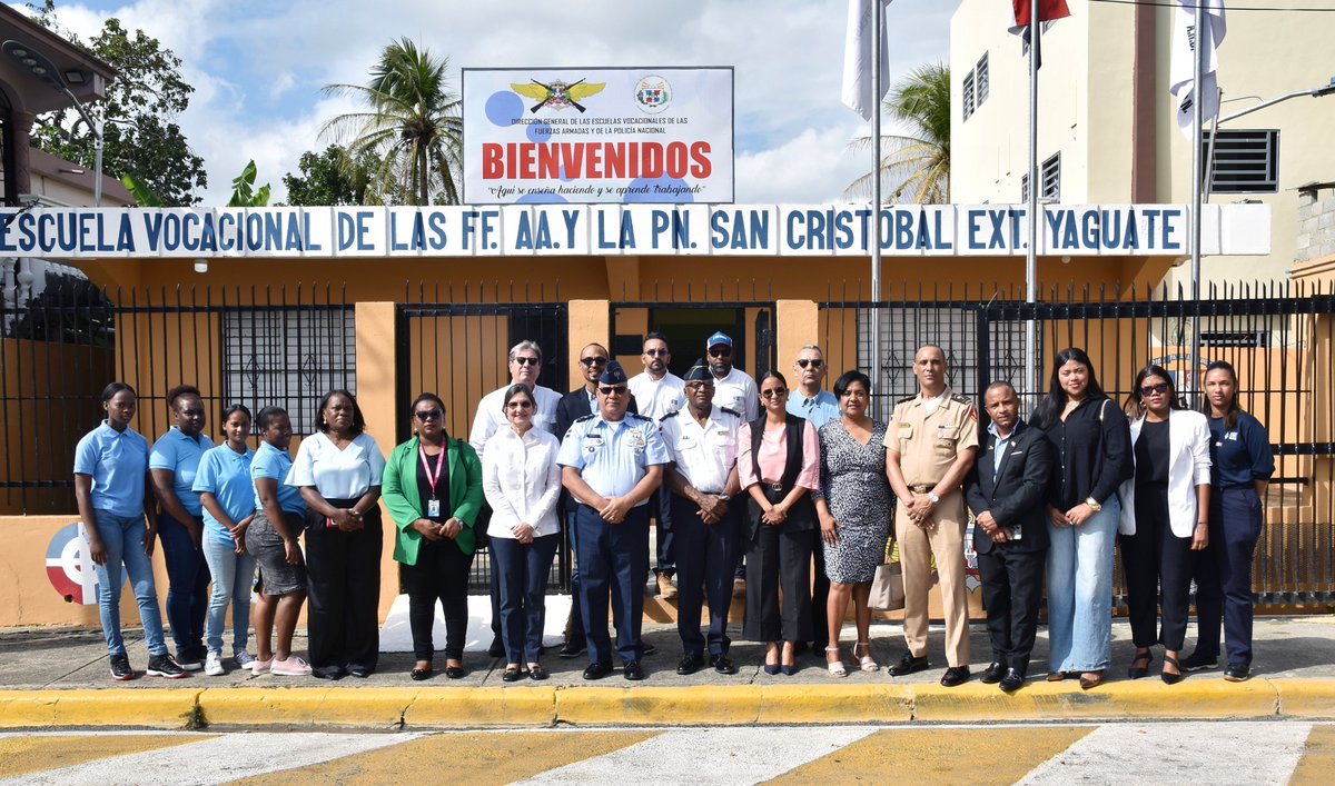 EGEHAINA's tweet photo. EGE Haina remozó la Escuela Vocacional de las FFAA y la Policía en Yaguate, comunidad que acoge el Parque Solar Girasol, mejorando espacios para educación técnica y desarrollo local. Más detalles en https://t.co/BbaXk4pYoJ #EGEHaina #EnergíaSostenible https://t.co/Q65lT7yPnX