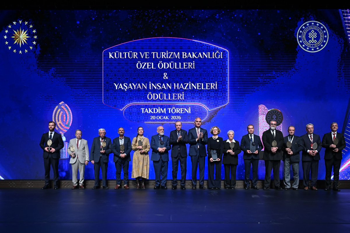TCKulturTurizm's tweet photo. Cumhurbaşkanımız Sayın @RTErdogan’ın ev sahipliğinde gerçekleştirilen Kültür ve Turizm Bakanlığı Özel Ödülleri ile Yaşayan İnsan Hazineleri Ödülleri Töreni’nde ödüller sahiplerini buldu. Kültür ve sanatımıza ömürlerini adamış kıymetli ustalarımız ve sanatçılarımız, bu anlamlı buluşmada bir araya geldi.

Törende konuşan Bakanımız @MehmetNuriErsoy, kültürel mirasın ancak onu yaşatan insanlarla anlam kazandığını vurgulayarak, “Bu milletin bağrından daha nice insan hazineleri çıkacak; açtığımız bu parantez asla kapanmayacak.” dedi.

Bakan Ersoy, devlet geleneğimizin temelinde yer alan “İnsanı yaşat ki devlet yaşasın” anlayışıyla, ilim ve sanat erbabına sahip çıkmanın bir tercih değil, bir sorumluluk olduğunu ifade ederek, kültür taşıyıcılarının emeğinin zayi edilmemesi için çalışmaların kararlılıkla sürdürüleceğini belirtti.

Gelenekten geleceğe uzanan kültür köprüsünü ayakta tutan ustalarımıza ve sanatçılarımıza verilen bu ödüllerle, Türkiye’nin zengin kültürel birikiminin korunması ve aktarılması yönündeki kararlılık bir kez daha güçlü şekilde ortaya kondu.
