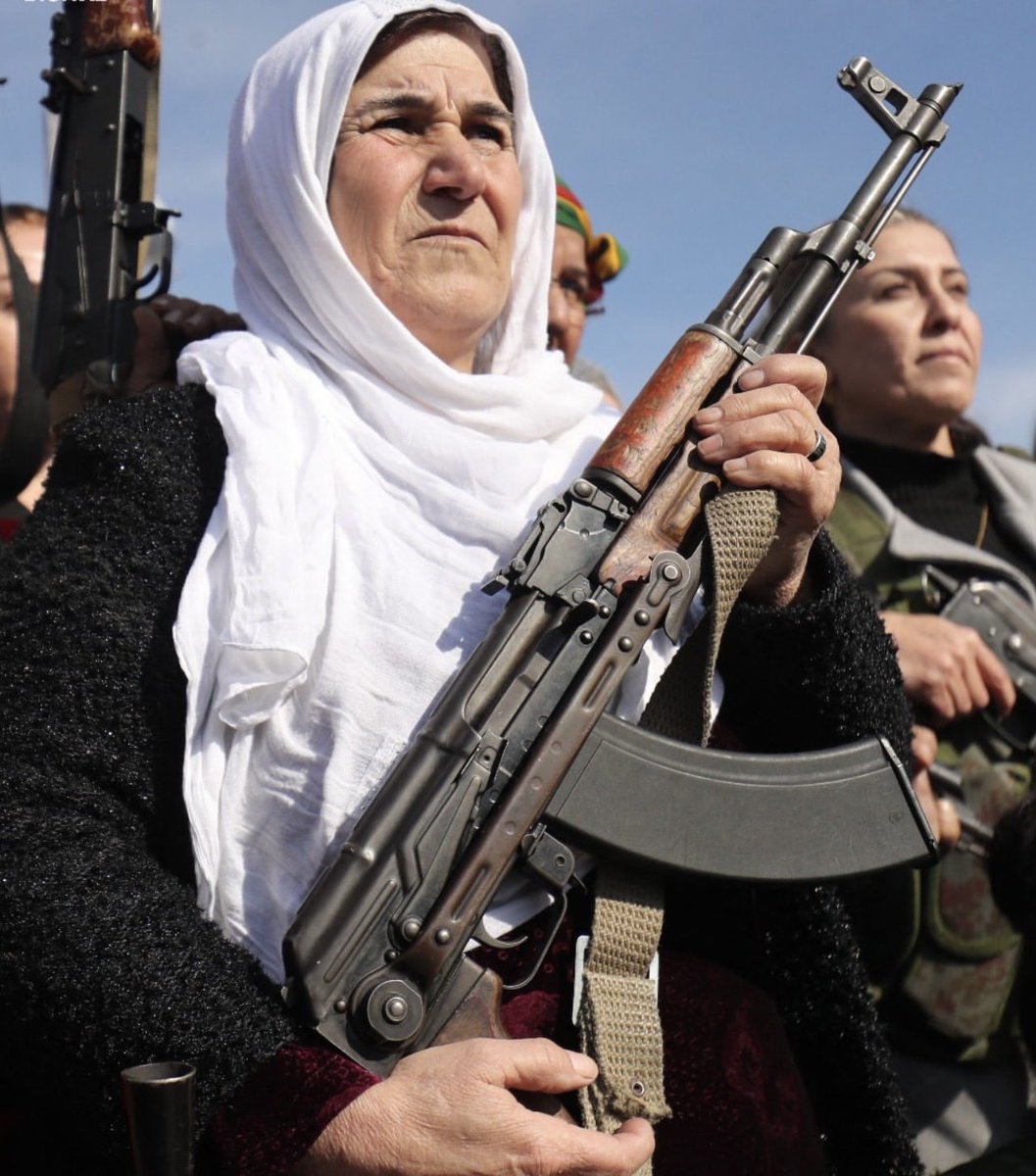 Imrozan's tweet image. لەشی مرۆڤ تەنیا ژیانی ئەوێت،هەوای دەوێت،هەناسە دان و بەردەوامی دوێت
شەڕی گەورە لە نێوان ڕۆح و جەستەی مرۆڤدایە ،لەش هەمووی وەکو یەک دەمرێت ،بەڵام ڕۆح وانییەڕۆح شێوەی زۆرە بۆ مردن، ڕۆح بۆ مەرگێکی جوان دەگەڕێت،کورد بەرگەی هەموو ئازاری ئەم دونیایەی گرتووە بۆ ئەوەی مەرگێکی جوان بمرێت.