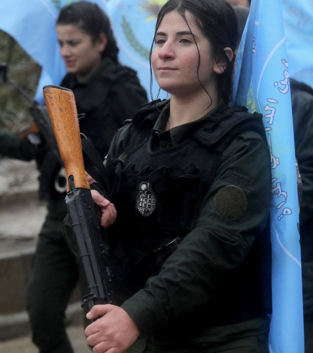 Imrozan's tweet image. لەشی مرۆڤ تەنیا ژیانی ئەوێت،هەوای دەوێت،هەناسە دان و بەردەوامی دوێت
شەڕی گەورە لە نێوان ڕۆح و جەستەی مرۆڤدایە ،لەش هەمووی وەکو یەک دەمرێت ،بەڵام ڕۆح وانییەڕۆح شێوەی زۆرە بۆ مردن، ڕۆح بۆ مەرگێکی جوان دەگەڕێت،کورد بەرگەی هەموو ئازاری ئەم دونیایەی گرتووە بۆ ئەوەی مەرگێکی جوان بمرێت.