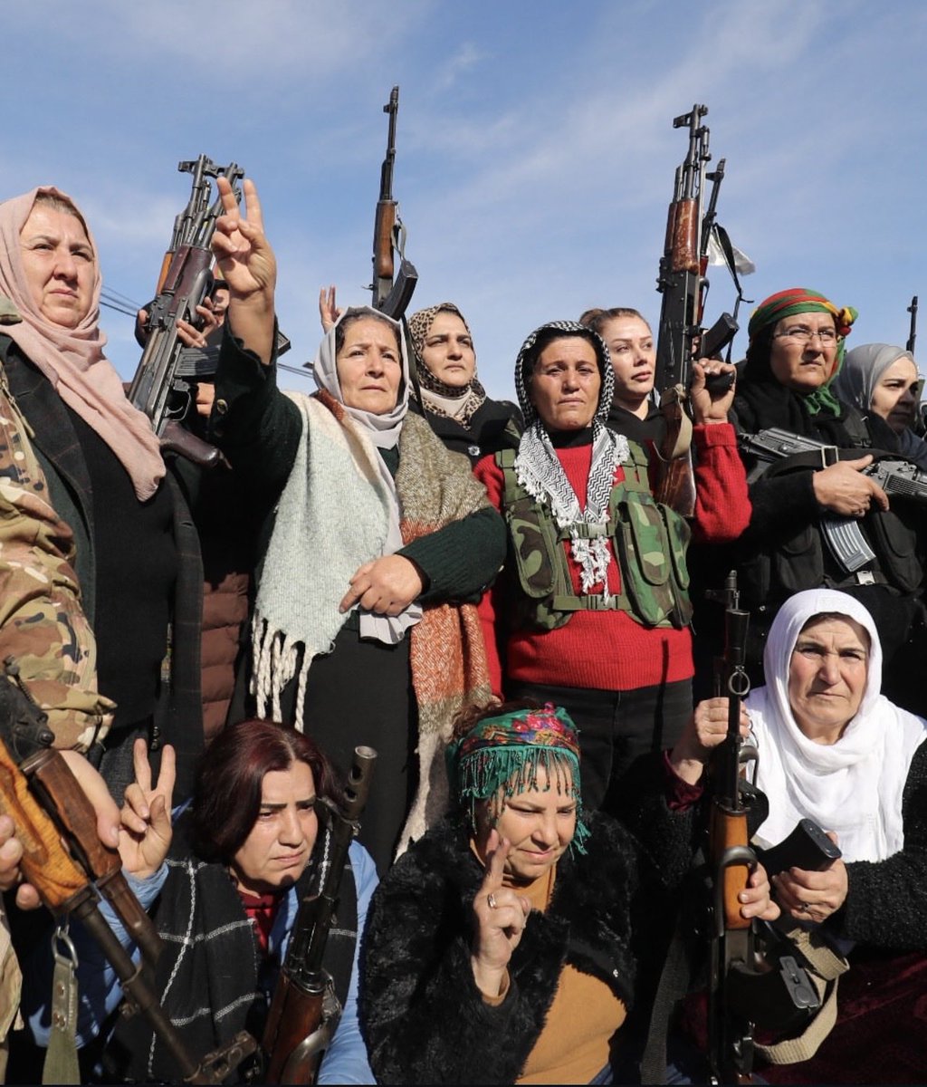 Imrozan's tweet image. لەشی مرۆڤ تەنیا ژیانی ئەوێت،هەوای دەوێت،هەناسە دان و بەردەوامی دوێت
شەڕی گەورە لە نێوان ڕۆح و جەستەی مرۆڤدایە ،لەش هەمووی وەکو یەک دەمرێت ،بەڵام ڕۆح وانییەڕۆح شێوەی زۆرە بۆ مردن، ڕۆح بۆ مەرگێکی جوان دەگەڕێت،کورد بەرگەی هەموو ئازاری ئەم دونیایەی گرتووە بۆ ئەوەی مەرگێکی جوان بمرێت.