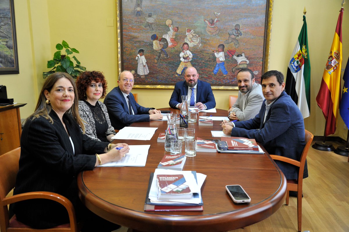 Asamblea_Ex's tweet photo. 🏛️ PRIMERA REUNIÓN DE LA MESA EN LA XII LEGISLATURA
Tras la sesión constitutiva, la Mesa de la Asamblea de Extremadura inicia su labor bajo la presidencia de Manuel Naharro Gata. 
Este órgano, encargado de dirigir y organizar la actividad parlamentaria, queda compuesto por:
🔹 Presidencia: Manuel Naharro Gata. 🔹 Vicepresidencias: Domingo Jesús Expósito Rubio (PP) y Eduardo Béjar Martín (PSOE). 🔹 Secretarías: Beatriz Muñoz Rodríguez (VOX), María Isabel Babiano Serrano (PP) y José Francisco Llera Cáceres (UPEx).
Consulta todos los detalles aquí:  https://t.co/4XIkTbdDNZ
#asambleaextremadura #Extremadura #XIILegislatura #Actualidad