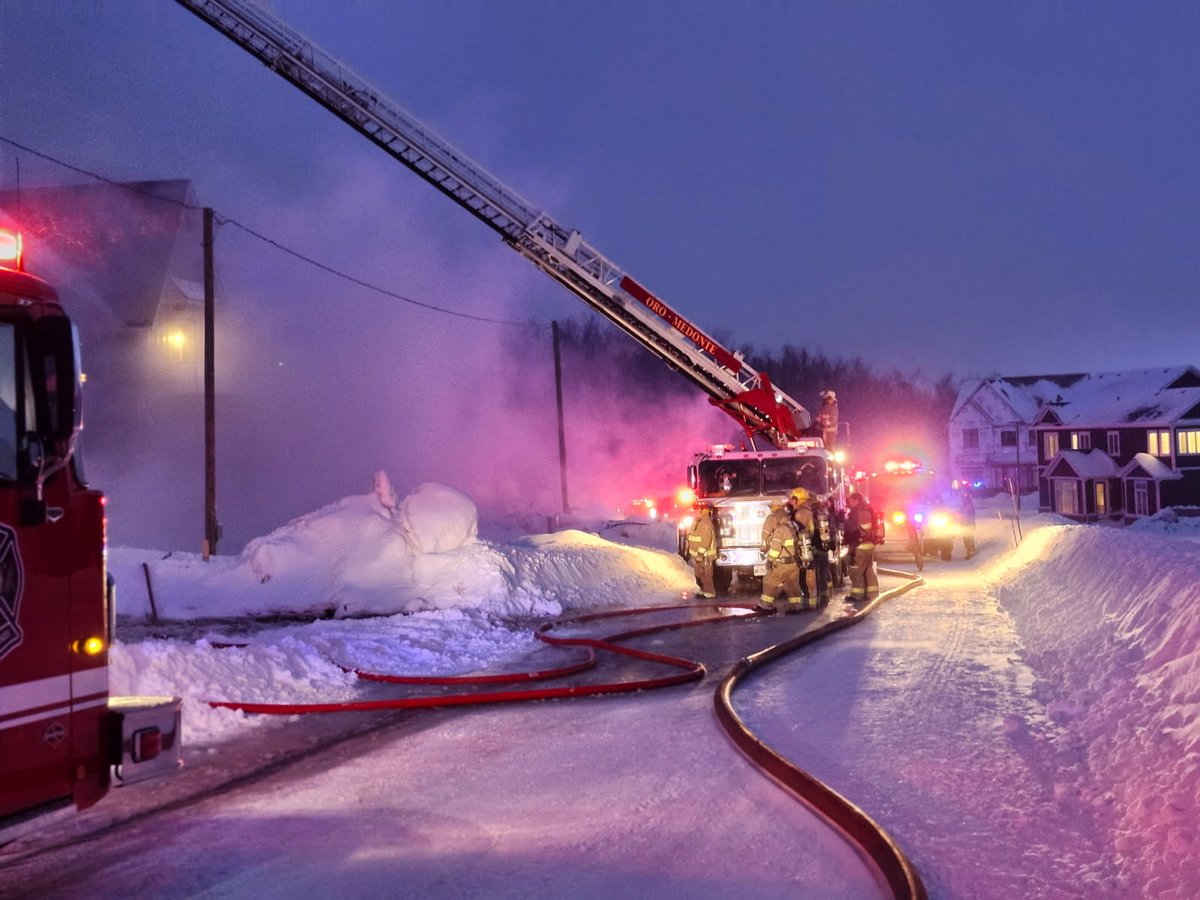 RoreePayment's tweet photo. Exceptional job by crews to minimize fire spread to the Delta exposure when arriving at this wind driven fully involved dwelling fire.  Crews began an aggressive attack on the exposure and defensive operations on the initial structure.  Great job by all https://t.co/aXj1rskR2J