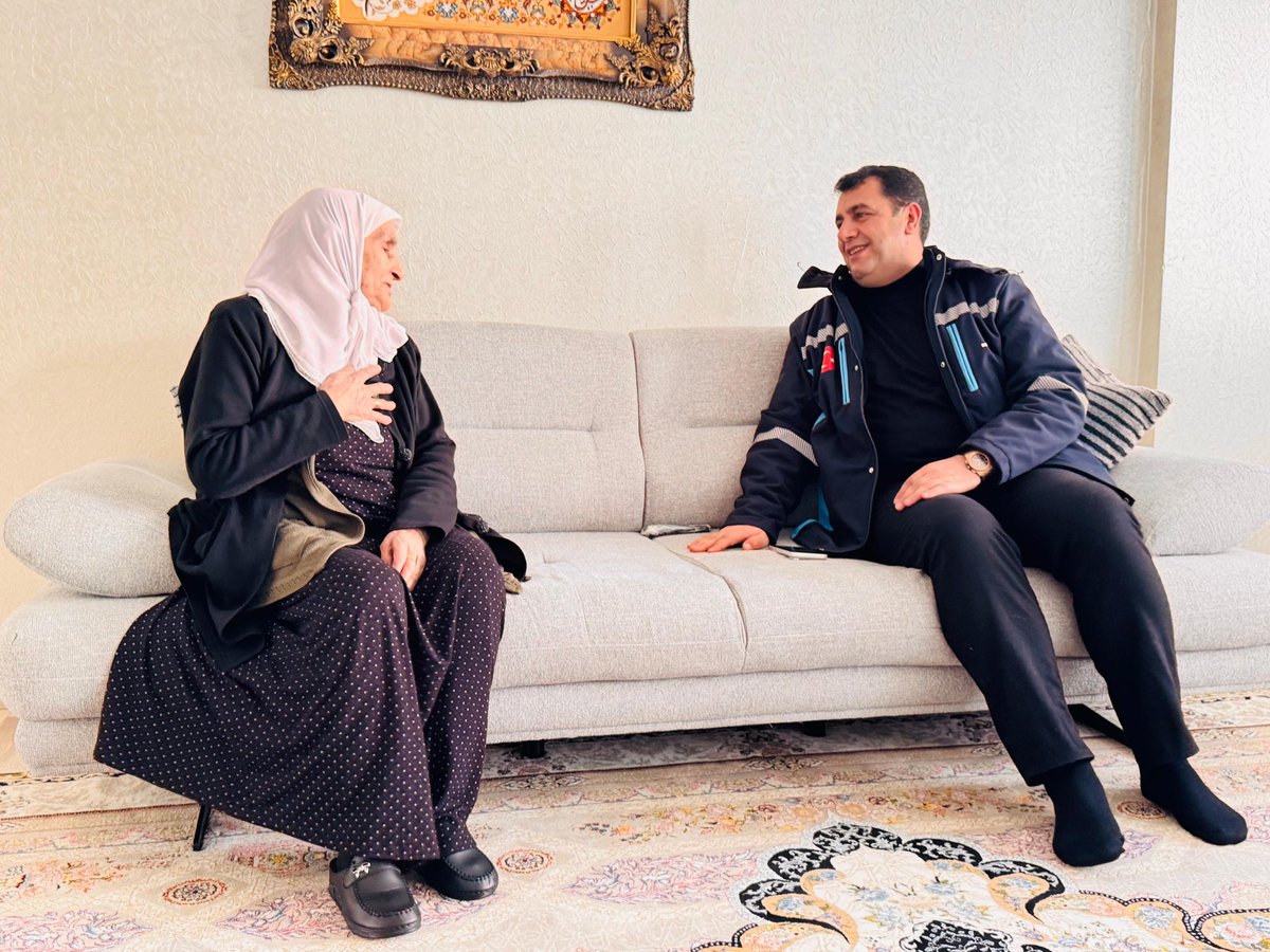 Hane ziyaretlerimiz kapsamında ilçemiz sakinlerinden H. Kudret SARAÇ teyzemizi ziyaret edip hayır dualarını aldık.
Rabbim sağlıklı ömürler versin inşallah.