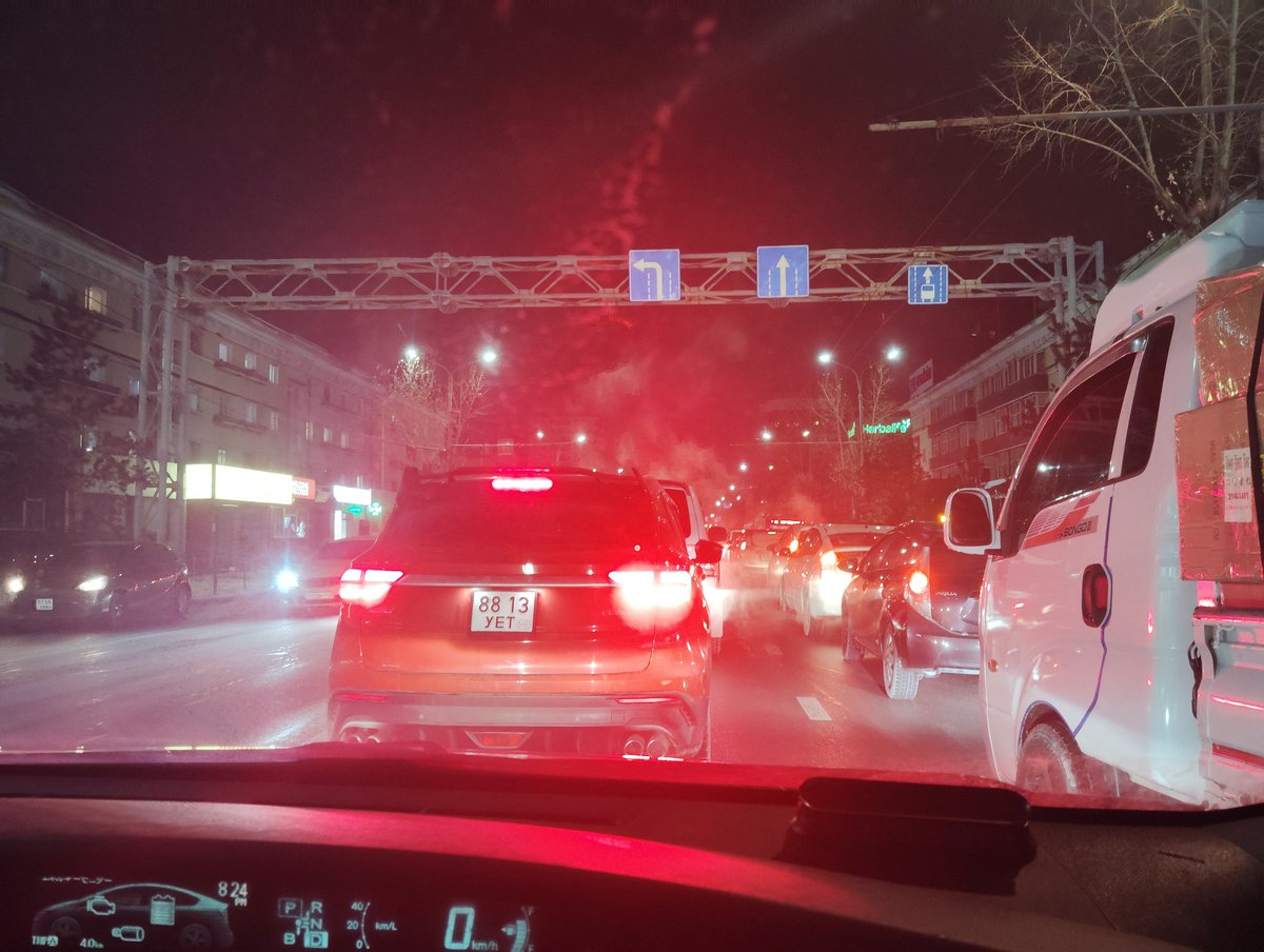 Урагшаа АТГ,баруун 4 зам, хойшоо бөмбөгөр гэх энэ уулзварыг гэрэл асаад зүүн ч эргэдэг, чигээрээ ч явдаг болгох хэрэгтэй.
3-р эгнээнд буй машин заавал 2-р эгнээрүү орох гэж түгжрэл үүсгэдэг.
УБ-т ийм уулзвар маш их бий!!!
Аль ч уулзварыг баруун эргэдэг болгох хэрэгтэй...