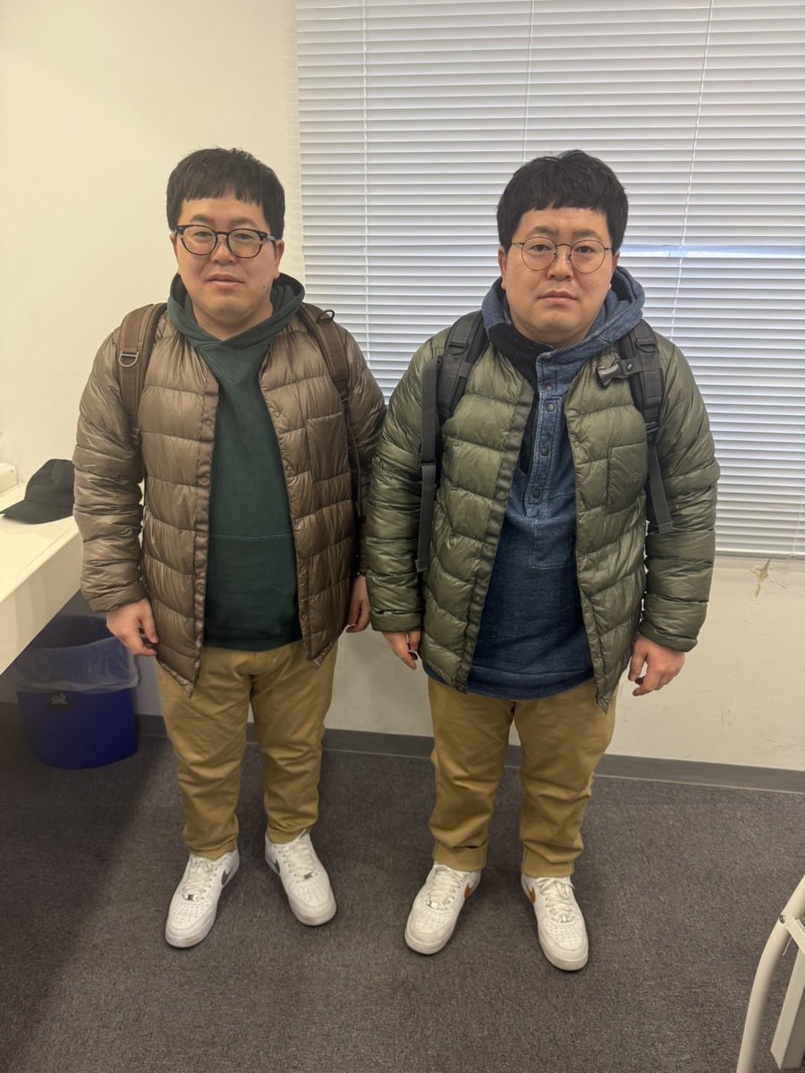 お互いが、私服かぶらない様にと、いつもと違うダウンにパーカーというコーデにした結果

かぶってしまった私服をご覧ください