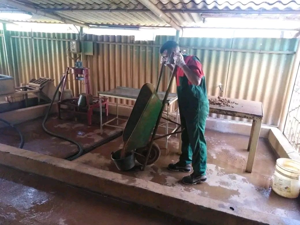 yleyvasilva's tweet photo. El muestreo a los camiones mineros  y el procesamiento a las muestras, para aportar a la eficiencia en el beneficio del mineral de la empresa Comandante Pedro Sotto servicio de excelencia . 
#cediniqmoa
Fuente de Renovación.
#yosoylacomunicadora https://t.co/5DEcWPV42A