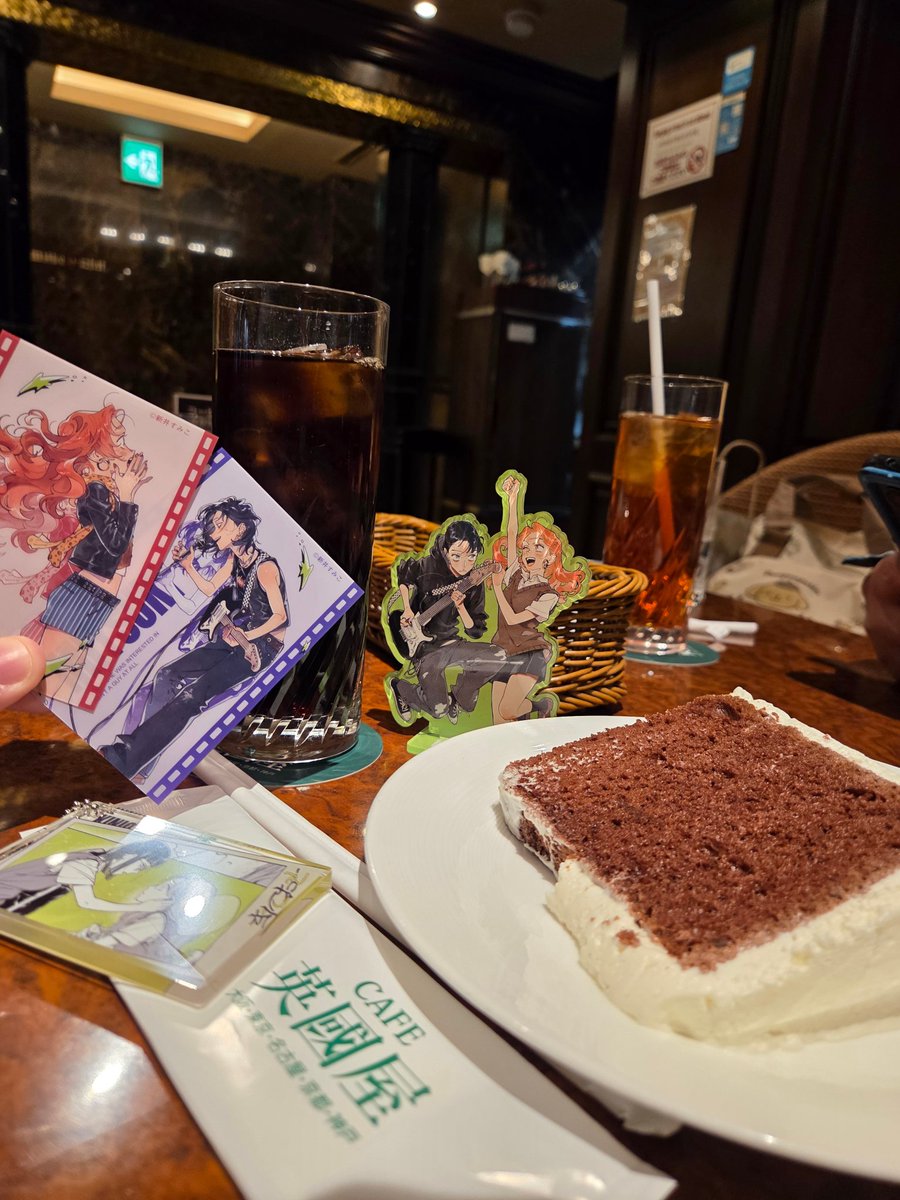 Work was busy last night so I didn't get home until 3am- hence I slept through my usual stream timeslot.

But I had plans to go to the Green Yuri Pop-Up in Namba Marui! I got super lucky on the random cards and got a PAIR!! 👭

LETS GO LESBIANS
#kinioto