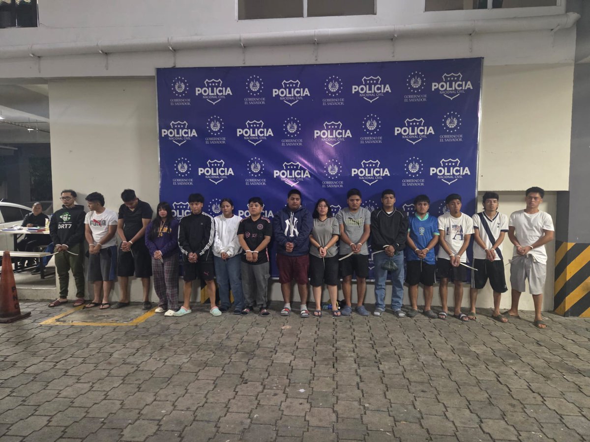 FGR_SV's tweet photo. #Operativo | Durante la madrugada, la @FGR_SV, junto a la @PNCSV, hizo efectiva la captura de varios pandilleros vinculados a la denominada estructura La Raza quienes operaban en Rosario de Mora, Panchimalco, Huizúcar, San Pedro Perulapán, Mejicanos y Ciudad Delgado. 

Las autoridades se presentaron de manera simultánea a las viviendas de estos criminales, acusados de tráfico ilícito de droga, amenazas, lesiones, agresiones sexuales y otros delitos. 

Según las investigaciones, estos sujetos cometieron los crímenes entre el 2024 y 2025.

Durante los registros, se les decomisó dinero en efectivo, teléfonos celulares y otros objetos relacionados a su accionar delincuencial.
