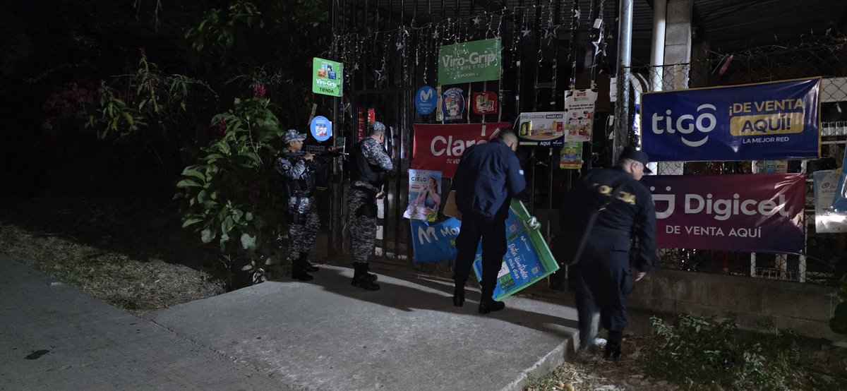 FGR_SV's tweet photo. #Operativo | Durante la madrugada, la @FGR_SV, junto a la @PNCSV, hizo efectiva la captura de varios pandilleros vinculados a la denominada estructura La Raza quienes operaban en Rosario de Mora, Panchimalco, Huizúcar, San Pedro Perulapán, Mejicanos y Ciudad Delgado. 

Las autoridades se presentaron de manera simultánea a las viviendas de estos criminales, acusados de tráfico ilícito de droga, amenazas, lesiones, agresiones sexuales y otros delitos. 

Según las investigaciones, estos sujetos cometieron los crímenes entre el 2024 y 2025.

Durante los registros, se les decomisó dinero en efectivo, teléfonos celulares y otros objetos relacionados a su accionar delincuencial.