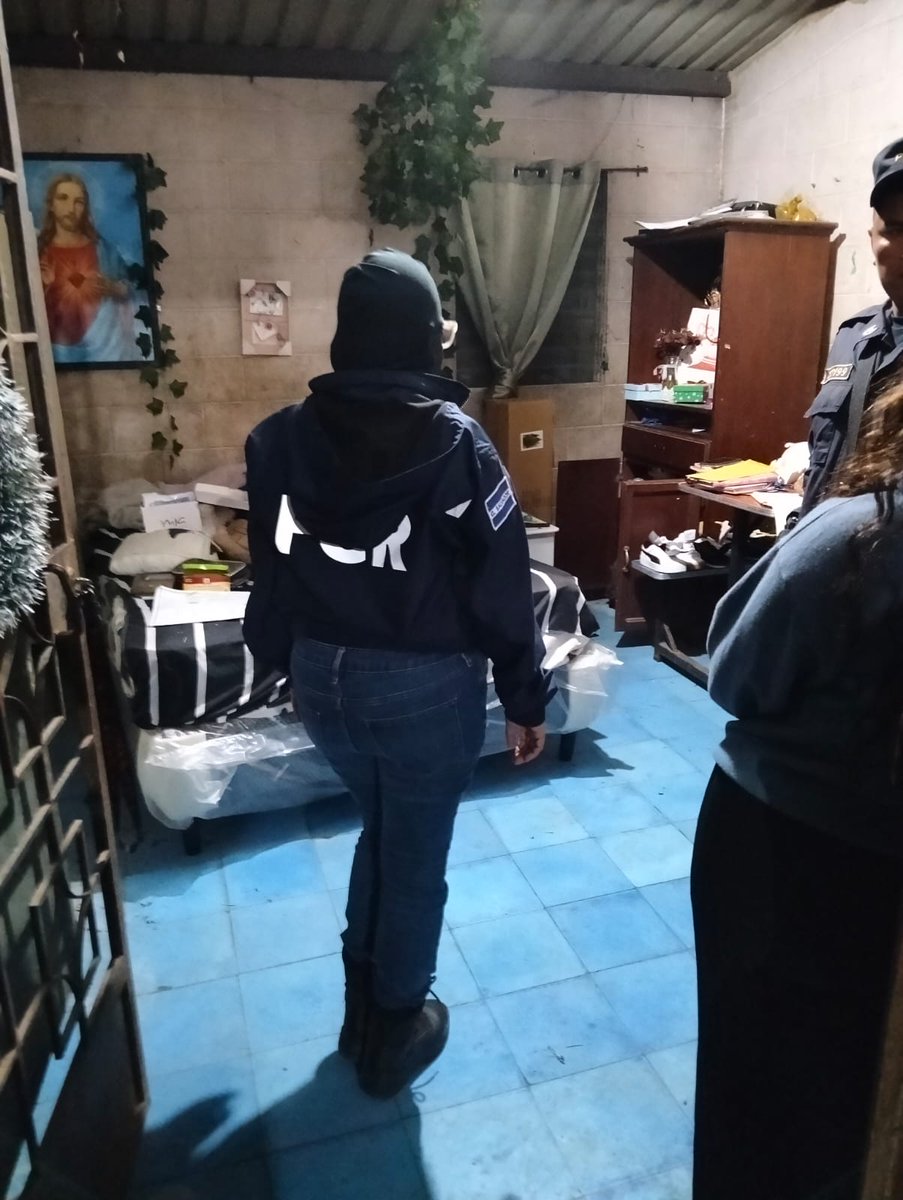 FGR_SV's tweet photo. #Operativo | Durante la madrugada, la @FGR_SV, junto a la @PNCSV, hizo efectiva la captura de varios pandilleros vinculados a la denominada estructura La Raza quienes operaban en Rosario de Mora, Panchimalco, Huizúcar, San Pedro Perulapán, Mejicanos y Ciudad Delgado. 

Las autoridades se presentaron de manera simultánea a las viviendas de estos criminales, acusados de tráfico ilícito de droga, amenazas, lesiones, agresiones sexuales y otros delitos. 

Según las investigaciones, estos sujetos cometieron los crímenes entre el 2024 y 2025.

Durante los registros, se les decomisó dinero en efectivo, teléfonos celulares y otros objetos relacionados a su accionar delincuencial.