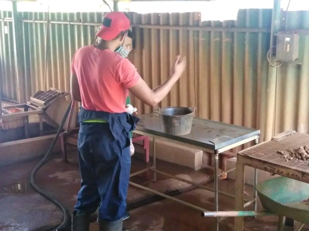yleyvasilva's tweet photo. El muestreo a los camiones mineros  y el procesamiento a las muestras, para aportar a la eficiencia en el beneficio del mineral de la empresa Comandante Pedro Sotto servicio de excelencia . 
#cediniqmoa
Fuente de Renovación.
#yosoylacomunicadora https://t.co/5DEcWPV42A