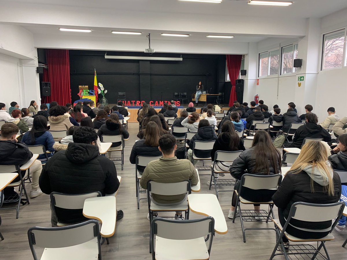 La titular de la plaza número 2 del Tribunal de Instancia de Don Benito, María Luisa Grande Harto, ha  explicado a los alumnos del IES Cuatro Caminos de Don Benito el funcionamiento de la Justicia y la labor de los jueces. Programa #EducarEnJusticia.