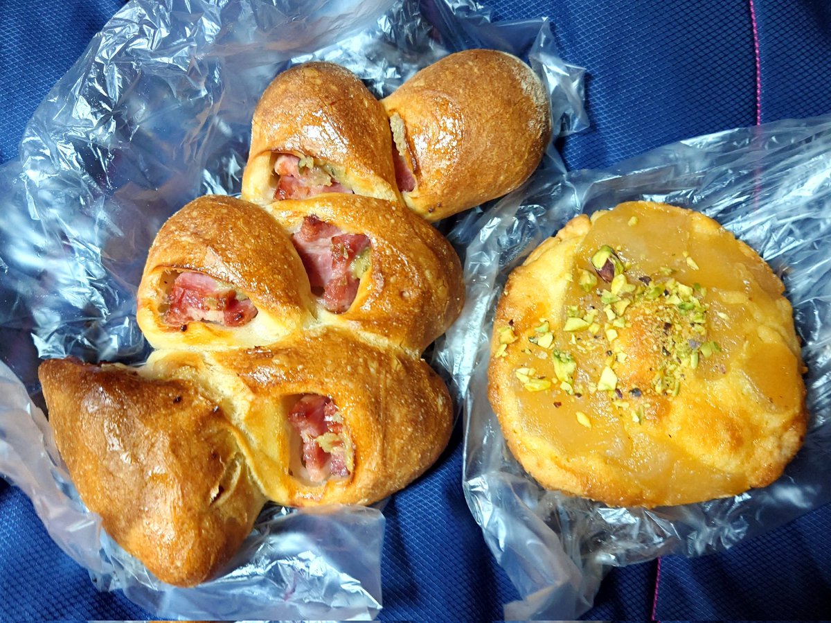 Qr5Zkm's tweet photo. サクラマンカイバル3店舗は「Panissimo」さん…😊
3時のおやつ&明日の朝食にと購入したパン🥖ですが考えが甘かった…😥
1つ食べると美味し過ぎて全て食べてしまってました…(笑)
#セレッソ大阪
#サクラマンカイバル
#Panissimo https://t.co/edbOHUBQkS