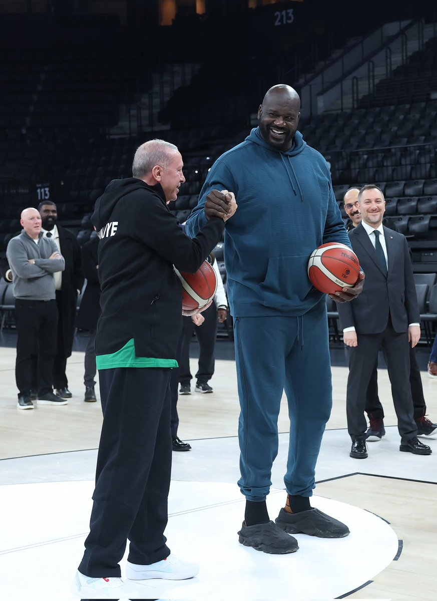ali_can014402's tweet photo. 🏀 Sahada Dev, Dünyada Lider!
Basketbolun Dev Adamıyla, Küresel Siyasetin Oyun Kurucu Dev Adamı!
@RTErdogan 🔥🇹🇷
#DevAdam 🏀
#DünyaLideri 🇹🇷
#OyunKurucu 🇹🇷
#TürkiyeYüzyılı 🇹🇷
#GüçlüTürkiye 🇹🇷 https://t.co/O6Md3SrzU6