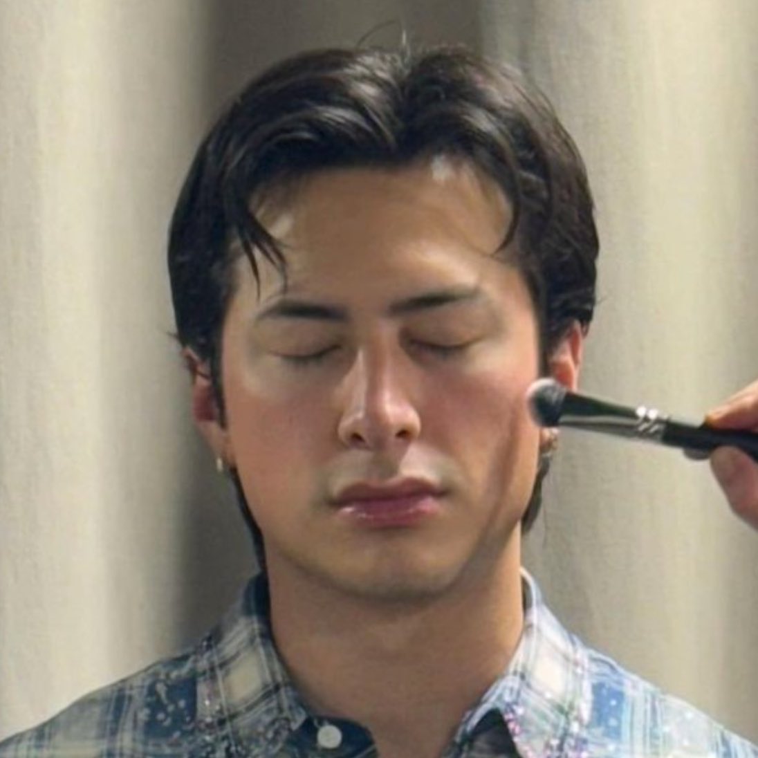 livelyackles's tweet image. his rosy cheeks… glossy lips… the strands of hair…. omfg