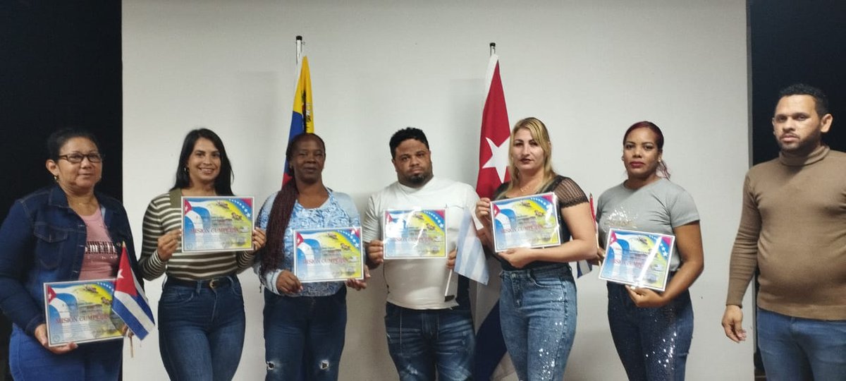 cubacooperaven's tweet image. Ceremonia de honor en la Villa Nacional 3 #Techito Rojo. 🎖️ Despedimos con orgullo a nuestros colaboradores que culminan su misión.

Su entrega y profesionalismo dejan una huella imborrable. ¡Felicidades por las condecoraciones recibidas! Misión cumplida. 🇨🇺🤝🇦🇪 #Solidaridad
