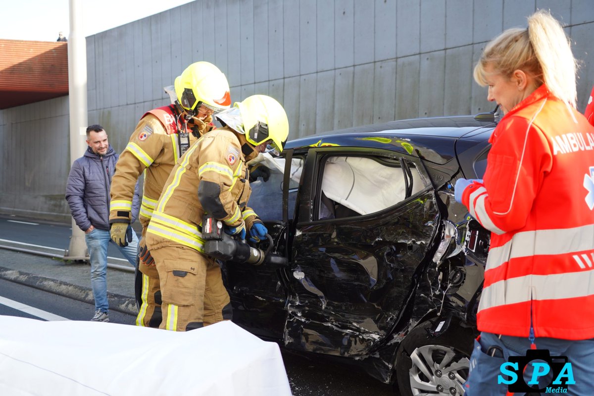 Vrachtwagen met klapband veroorzaakt ongeval