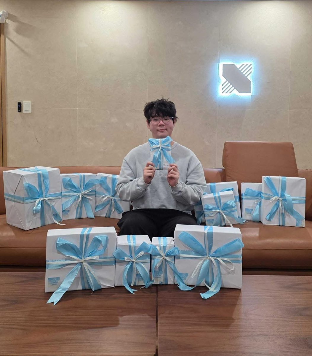 BaoMinhsieugioi's tweet photo. 삘삘이가 우리의 선물을 받았어요 🎁
마음에 들었으면 좋겠어요 💙

#LazyFeel_DebutDay #FeeltheDawn https://t.co/xaAwnBkjhA