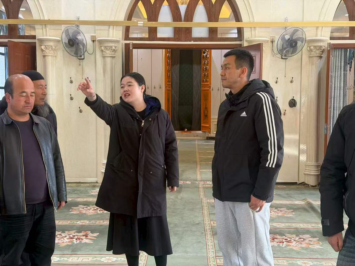 majuismail1122's tweet photo. 昨天是图波特、维吾尔，今天是回族。
同一时空下的基督徒、汉传佛教群体同样遭受着清洗和灭门。
瞧一瞧颐指气使的共产党干部，再看一看咬着牙铁青了脸的撒拉男子和戴着白帽“铲除”经文与安拉之名的穆斯林。
这种侮辱与亵渎，最后激发出的只有仇恨…… https://t.co/oN7bDG0t5f