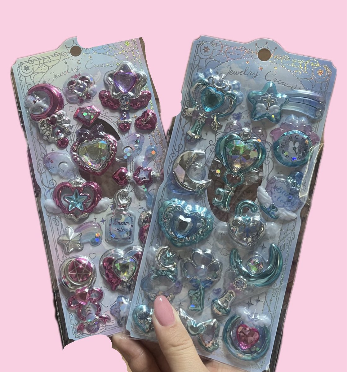 レジで隣の女児と同じシール買っててうけた（もうすぐ24歳）
このシールでトレカデコる！