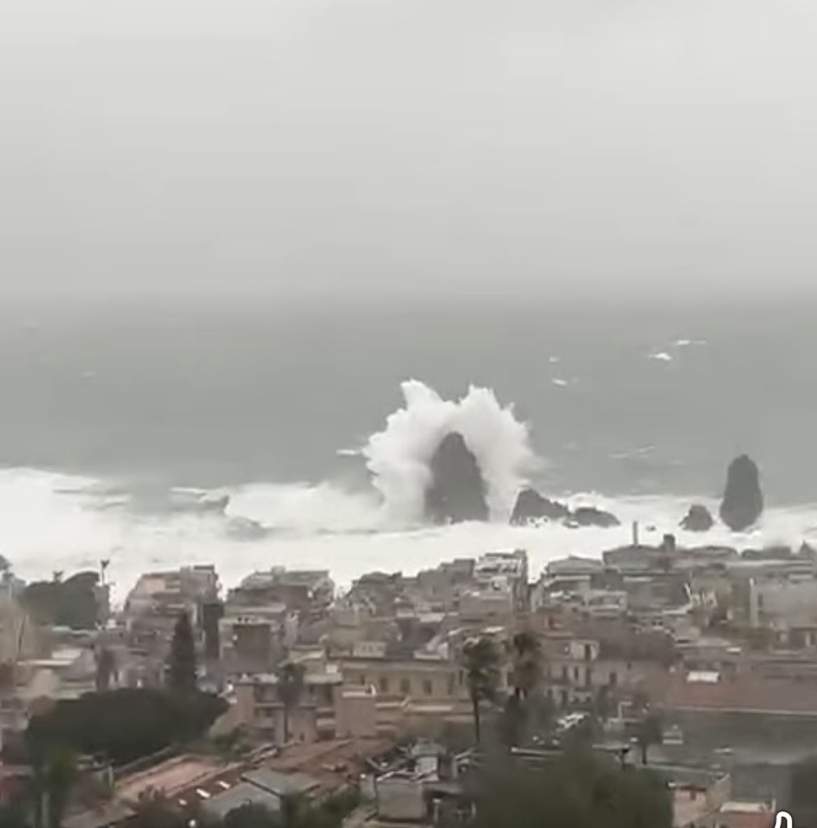 Raffy1380's tweet photo. Aci Trezza, Catania. Per dirla in siculo: “stamu avvulannu”#cicloneHarry #maltempo https://t.co/L9YoeHHXTz
