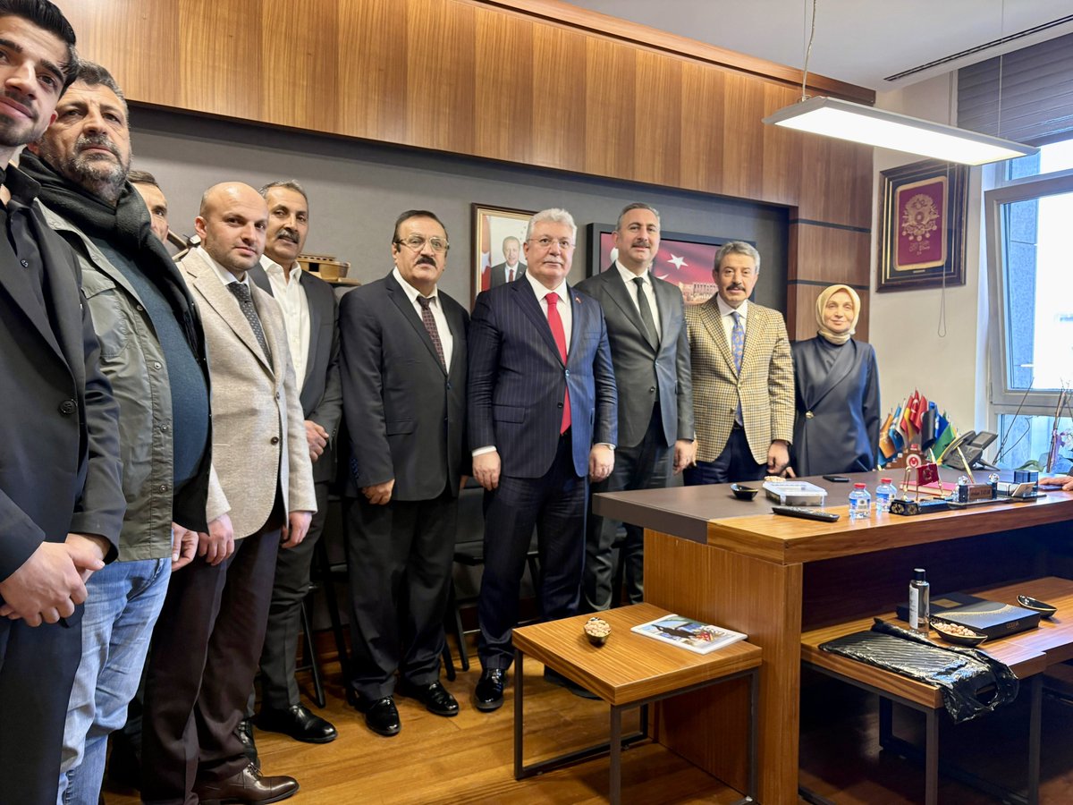 AK Parti Grup Başkanvekillerimiz Sn. Leyla Şahin USTA, Sn. Abdulhamit GÜL ve Sn. Mehmet Emin AKBAŞOĞLU bizlere nezaket ziyaretinde bulundular.

Hemşerilerimizle bir araya gelerek yaptıkları kıymetli değerlendirmeler ve nazik ziyaretleri dolayısıyla Sayın Grup Başkanvekillerimize