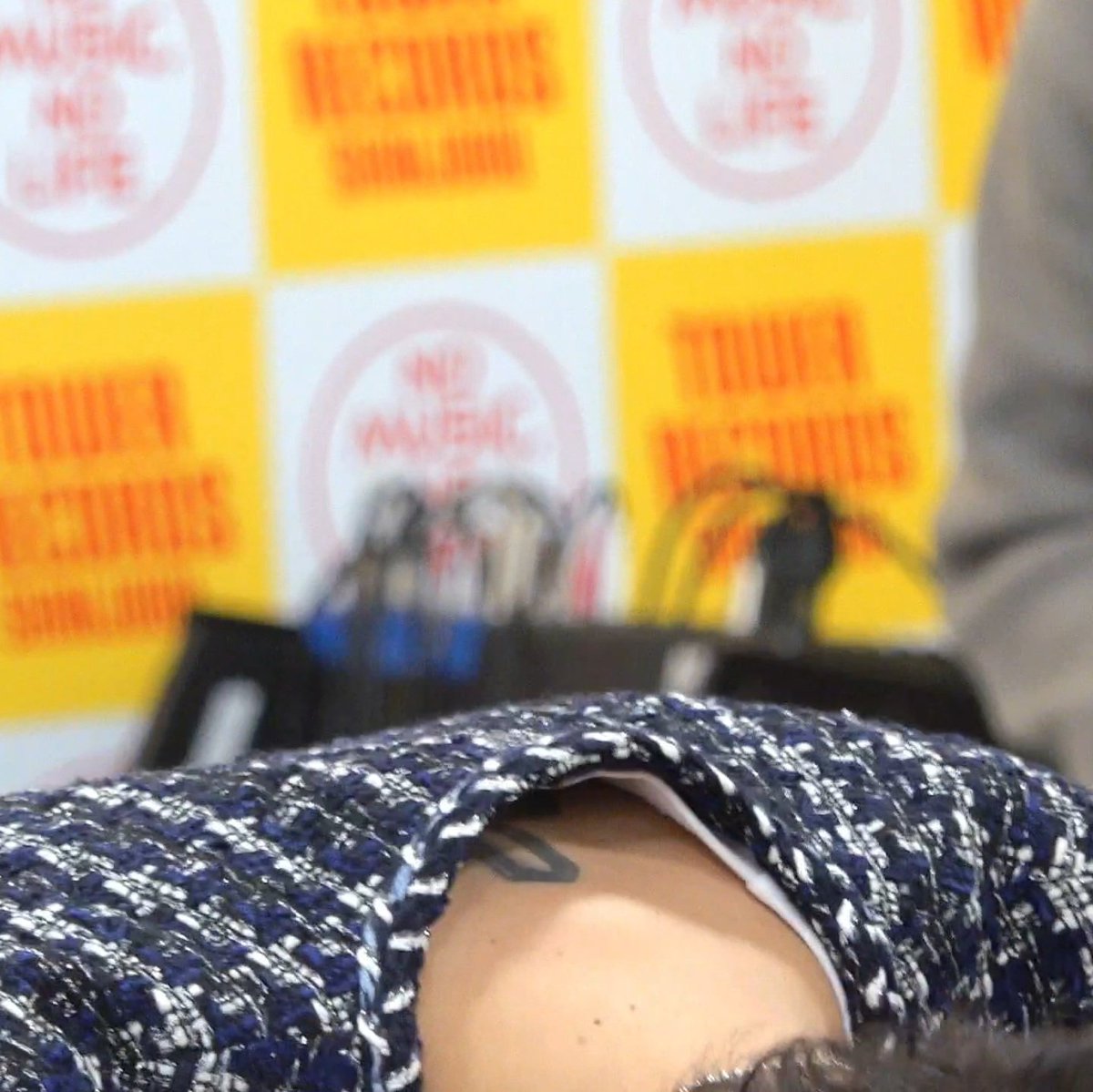 얘들아 팬들에게 한명한명 내내 예의바르게 인사 하면서 등에 있는 타투 보이는 남자 어떤데... 난 일단 극호임 너무 좋아서 욕나와