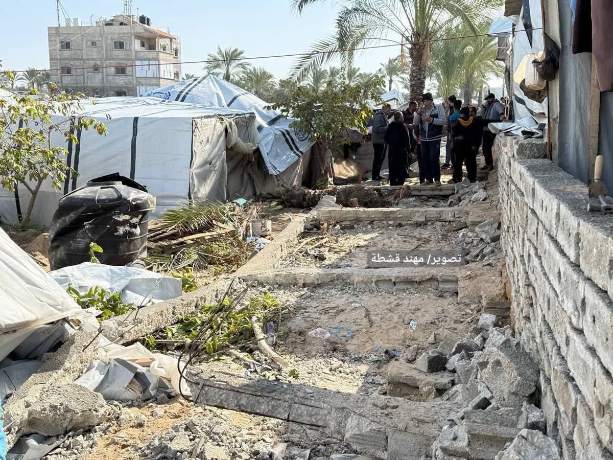 انهيار حائط بامتداد 100 متر على خيام النازحين في أرض البردويل بمواصي مدينة رفح، جنوب قطاع غزة.