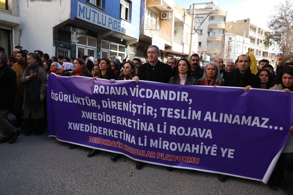 DEMGenelMerkezi's tweet image. Rojava sınırından seslendik: Rojava sadece bir toprak parçası değildir; Rojava umuttur, direniştir!

Eş Genel Başkanlarımız Tülay Hatimoğulları ve Tuncer Bakırhan’ın katılımıyla grup toplantımızı, Kuzey ve Doğu Suriye'ye yönelik saldırılar nedeniyle bu hafta Nusaybin’de…