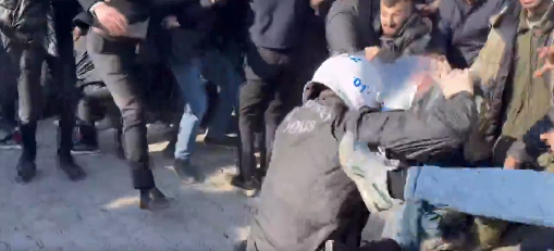 Bayrağımız, devletimiz, polisimiz, güvenlik güçlerimiz ve halkımız saldırıya uğruyor. Yeter! Daha ne bekliyorsunuz? <a href="/AliYerlikaya/">Ali Yerlikaya</a> <a href="/EmniyetGM/">Türk Polis Teşkilatı</a> <a href="/tcbestepe/">T.C. Cumhurbaşkanlığı</a> <a href="/RTErdogan/">Recep Tayyip Erdoğan</a> 

#TerörProvokasyonu