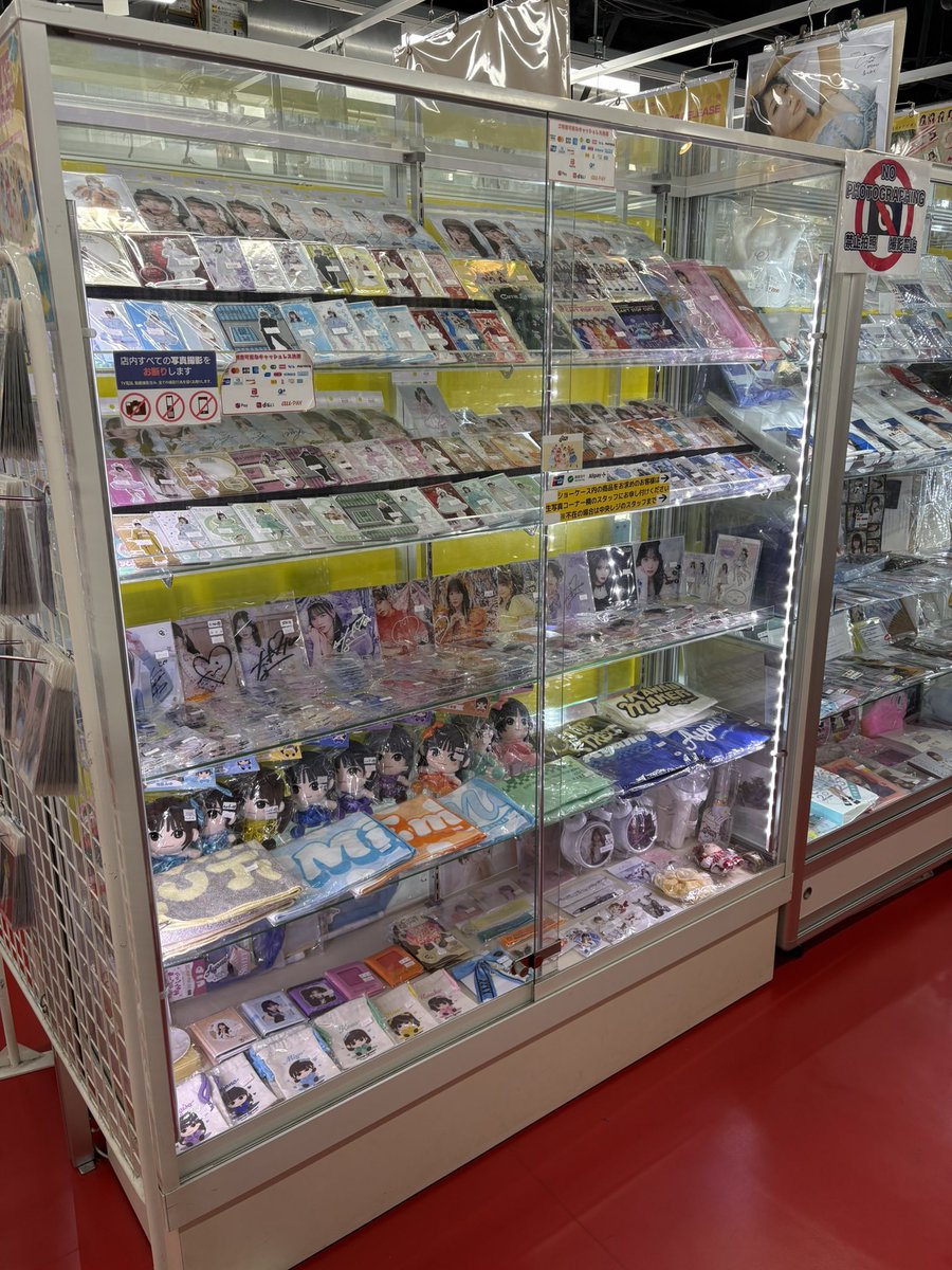 入り口入って真ん中通路、FRUITS ZIPPERコーナーの裏側がCANDY TUNE
