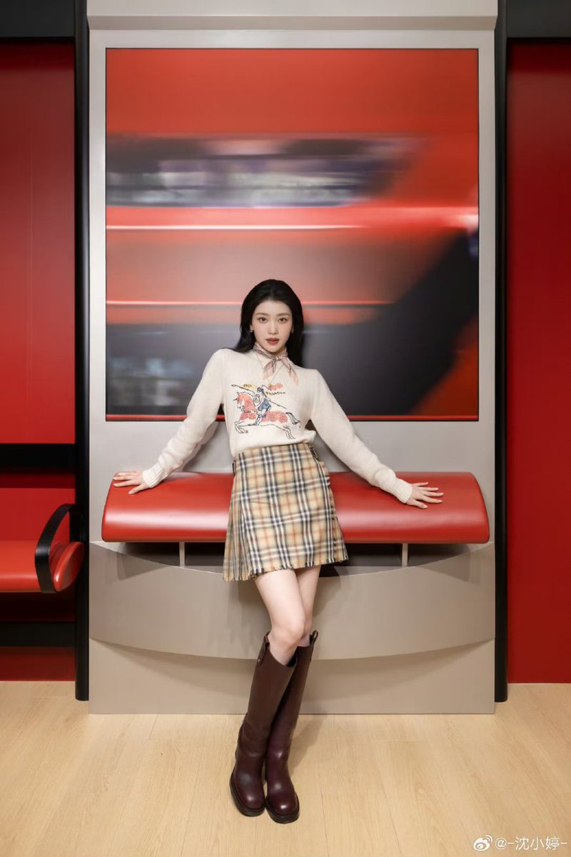 xiaotinh's tweet image. 💄｝ׅ ֹ ֹ  Burberry Beauty Pop-up Experience Space moment ᰍ ֹ Miss England Cashmere Lipstick Pen in 656 English Tea  ✿