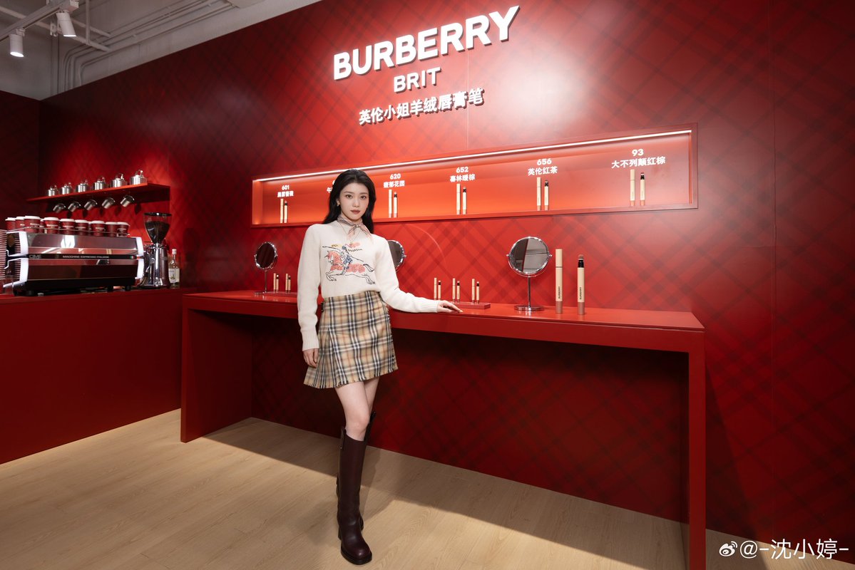 xiaotinh's tweet image. 💄｝ׅ ֹ ֹ  Burberry Beauty Pop-up Experience Space moment ᰍ ֹ Miss England Cashmere Lipstick Pen in 656 English Tea  ✿