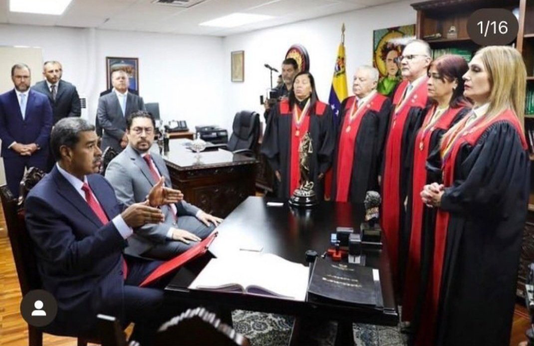 El Tribunal Supremo de Justicia y su presidenta,  Caryslia Rodriguez, no eran más que peones vulgares de Maduro. En esta foto vemos al cucuteño humillandolos y dándoles ordenes. No solo deben ser destituidos si no también encarcelados. Prostituyen la justicia en Venezuela.