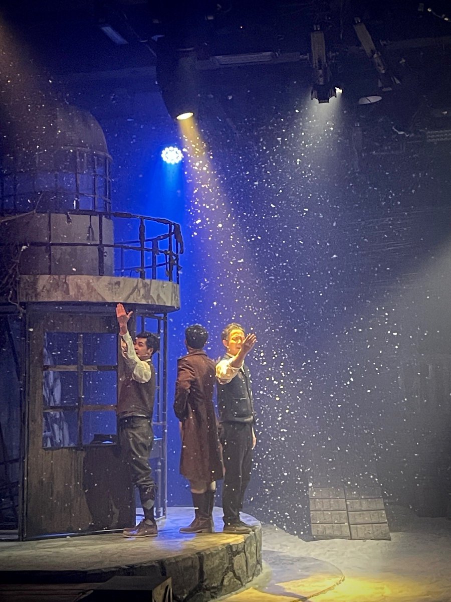 kiritvramani's tweet photo. 刚看完《XX》话剧！谢幕时观众掌声里藏着泪点，3小时沉浸式体验值爆了！明晚最后一场，没看的冲！#演出推荐 #话剧现场 https://t.co/krLqf1BkoW