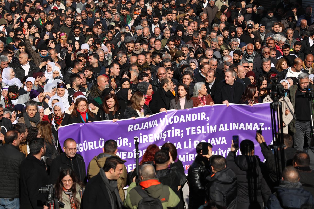 DEMGenelMerkezi's tweet image. Rojava sınırından seslendik: Rojava sadece bir toprak parçası değildir; Rojava umuttur, direniştir!

Eş Genel Başkanlarımız Tülay Hatimoğulları ve Tuncer Bakırhan’ın katılımıyla grup toplantımızı, Kuzey ve Doğu Suriye'ye yönelik saldırılar nedeniyle bu hafta Nusaybin’de…