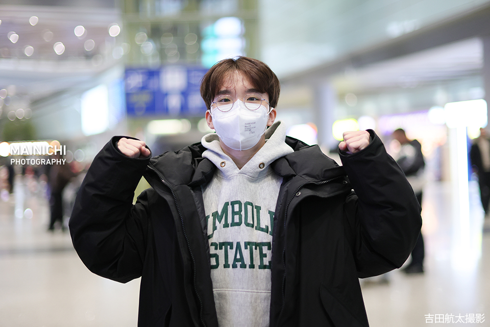 22日に開幕するフィギュアスケートの4大陸選手権に出場する日本勢が20日北京入り。友野一希選手は「自分が満足いく形で終われれば。今季はなかなか満足いくものができていないので、ノビノビとやりたいことをやりきれればと思います」と力を込めました。
写真特集mainichi.jp/graphs/2026012…