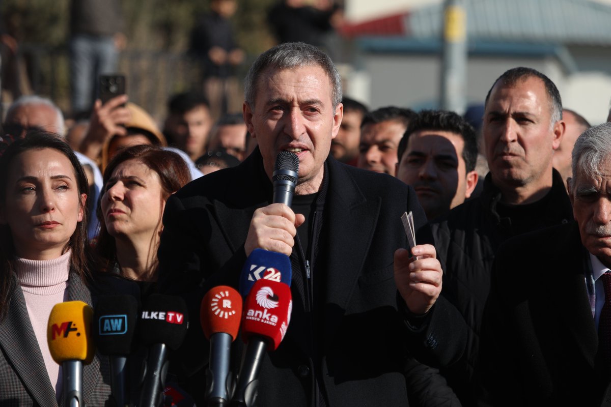 DEMGenelMerkezi's tweet image. Rojava sınırından seslendik: Rojava sadece bir toprak parçası değildir; Rojava umuttur, direniştir!

Eş Genel Başkanlarımız Tülay Hatimoğulları ve Tuncer Bakırhan’ın katılımıyla grup toplantımızı, Kuzey ve Doğu Suriye'ye yönelik saldırılar nedeniyle bu hafta Nusaybin’de…