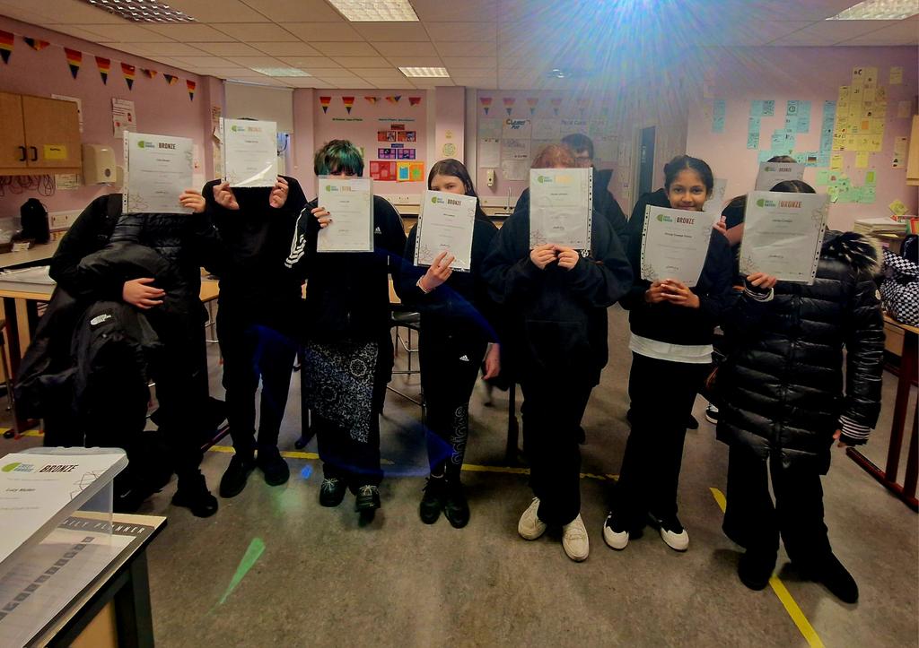 XJodieyoung's tweet photo. 1F received their bronze CREST award for designing and completing their own experiment using bath bombs! ππ£
We then sold them to raise money for @Beatson_Charity π! Well done guys, fantastic effort π @WhitehillSec @WhitehillSci https://t.co/IilpujEaP7