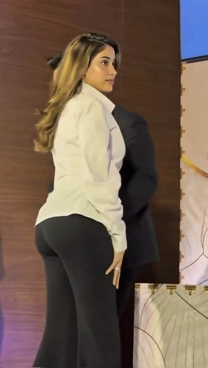 Janhvi Kapoor 
#JanhviKapoor