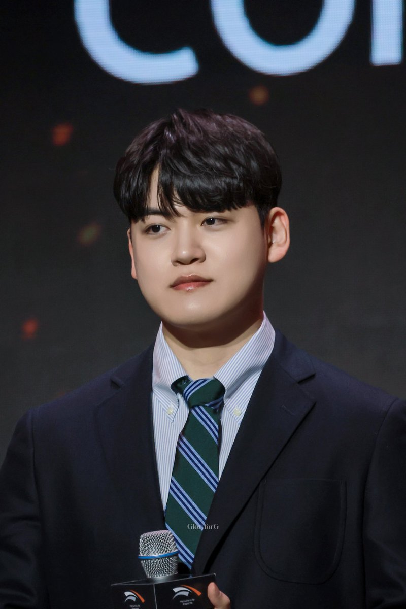 GloryforG's tweet image. 정장유시
😼
👔

#구마유시 #Gumayusi #이민형