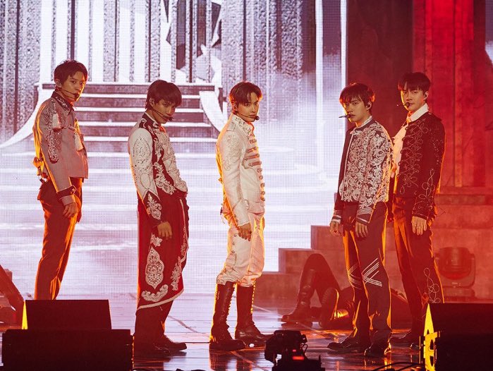 u_han94's tweet image. EXO ON STAGE                          exo fansign