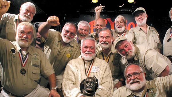 Desde 1981 se celebra anualmente un concurso de dobles de Ernest Hemingway. Lo organiza el bar Sloppy Joe's, que era el favorito del escritor en Cayo Hueso, Florida.

Cada año, más de 100 imitadores de todas partes del mundo se reúnen a ver quien se parece más y copie mejor su