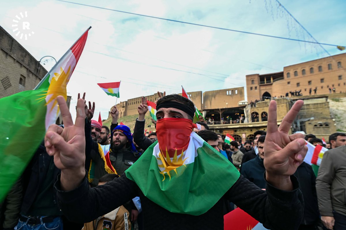 RudawKurdi's tweet photo. #WÊNE - Li ber Kelhaa Hewlêrê bi hezaran kes ji bo Rojavayê Kurdistanê kom bûn

💢 Li Hewlêra paytexta Herêma Kurdistanê, bi hezaran kes ji bo piştevaniya Rojavayê Kurdistanê li pêşiya Kelha Hewlêrê ya dîrokî kom bûn û xwenîşandanek li dar xist

💢 Di xwenîşandanê de pîr û ciwanan bi hev re peyama piştevaniyê da

#Rojava #Hewlêr

📸Bilind Tahir / Rûdaw